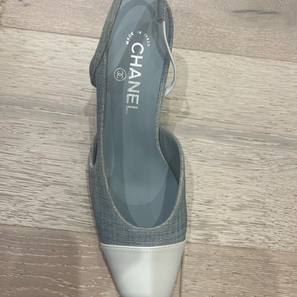 Spectacular Chanel denim and white block heel closed toe sandals. - Picture 5 of 5